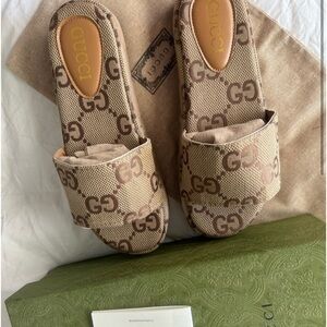 Gucci slides never worn